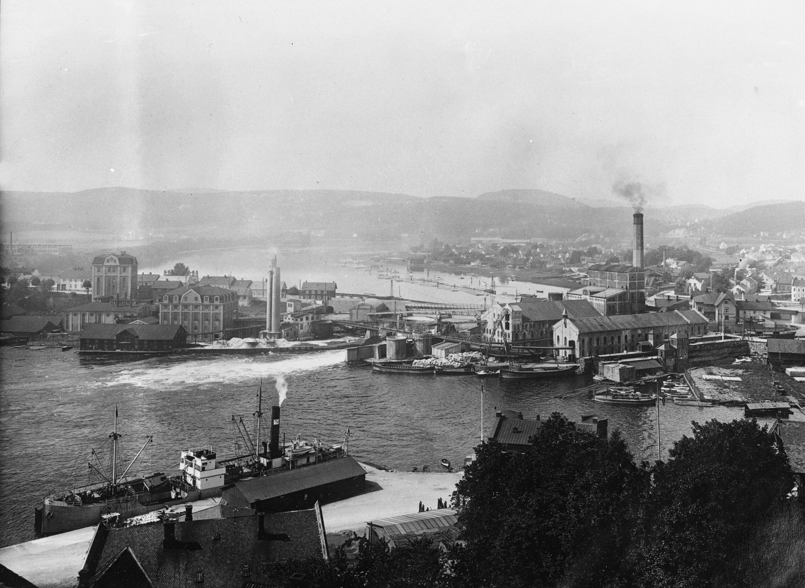 Gammelt-bilde-fra-Tommerkaia-og-Smieoya-i-Skien